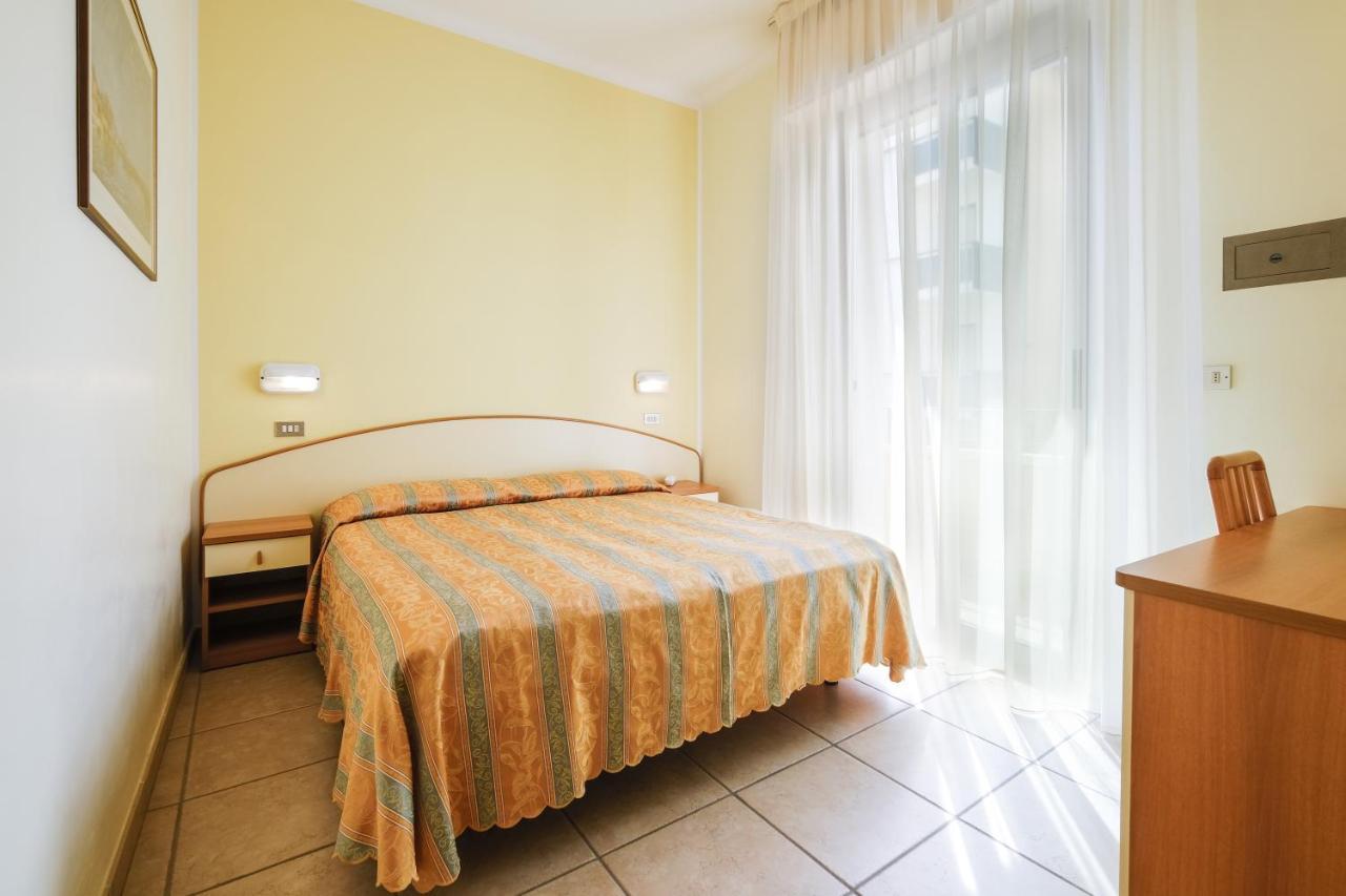 Hotel Thea Белларія-Іджеа-Марина Екстер'єр фото