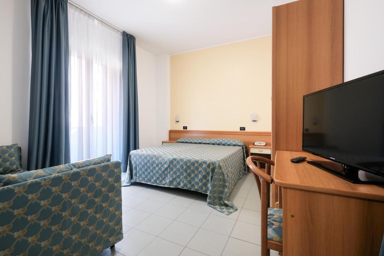 Hotel Thea Белларія-Іджеа-Марина Екстер'єр фото